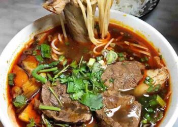 Cách nấu bún bò sa tế gồm các bước như sau