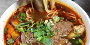 Cách nấu bún bò sa tế gồm các bước như sau